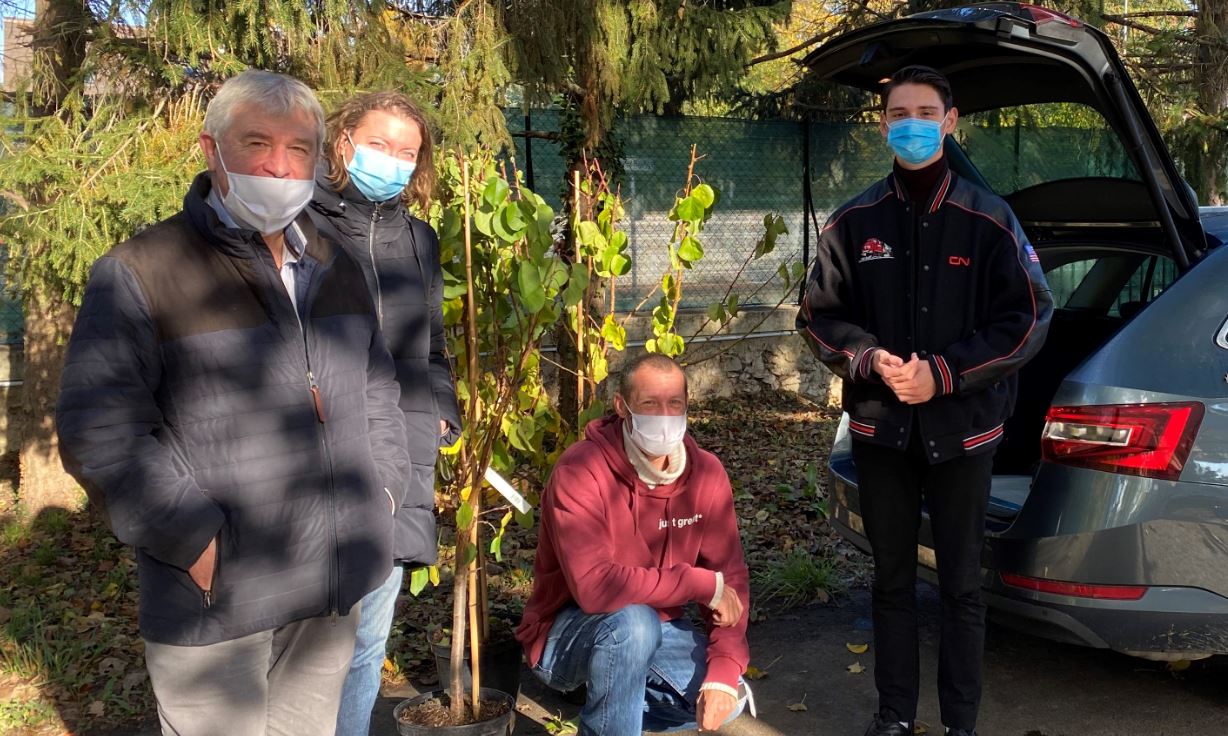 2020.10.31 abricotier offert par mairie